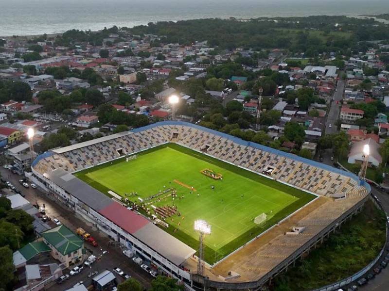 Así se mira la nueva fachada del estadio Ceibeño, recinto que será de Liga Nacional donde el Club Victoria jugará sus partidos.