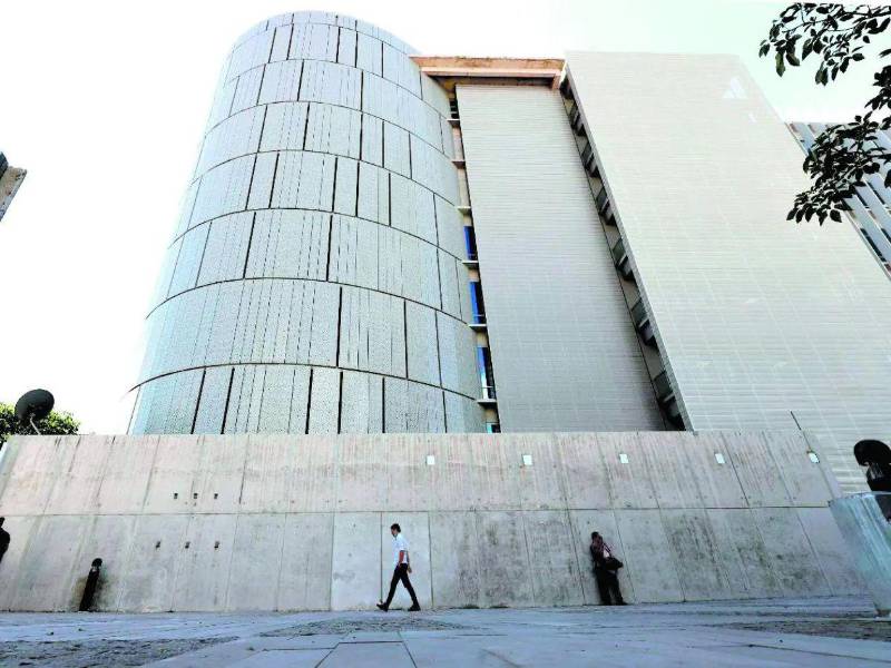 Fachada del edificio contiguo al Centro Cívico Gubernamental.