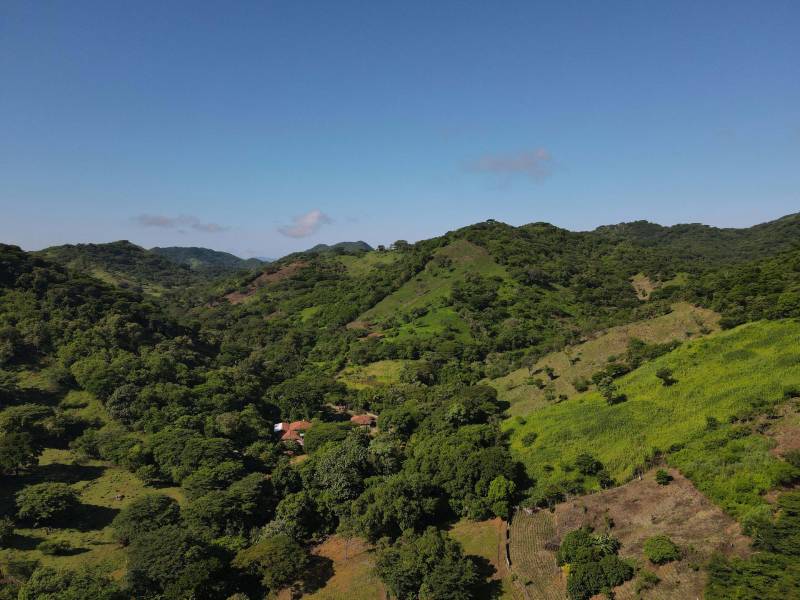 Fotografía aérea donde de la zona este lunes, donde se accidentó un helicóptero de la Fuerza Aérea de El Salvador la noche del domingo en Pasaquina (El Salvador).