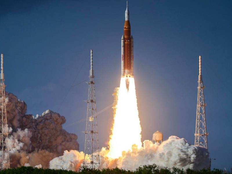 El cohete Space Launch System que transporta la cápsula Orion para la misión Artemis II despega de la plataforma de lanzamiento en el Centro Espacial Kennedy en Titusville.