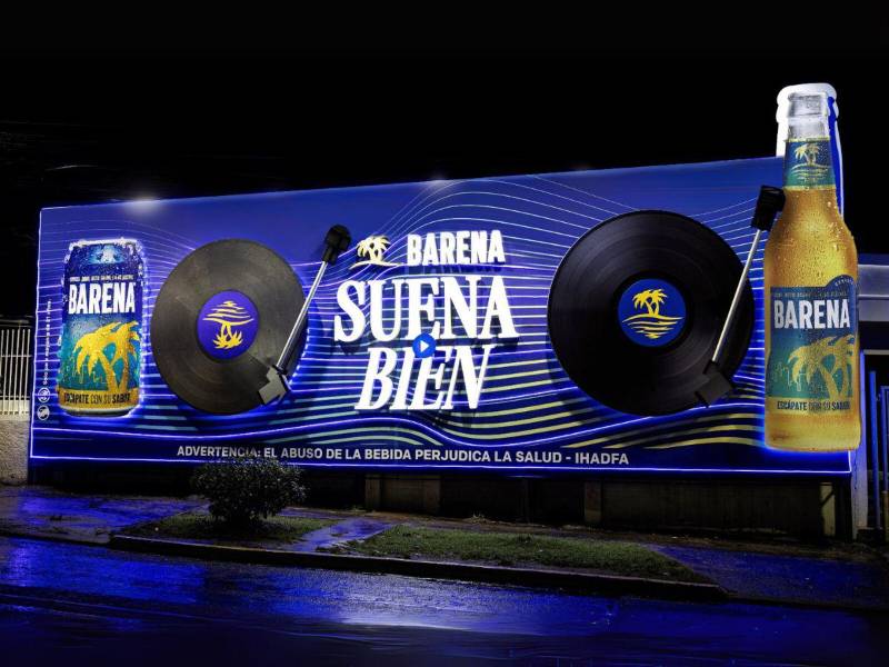 La valla de Barena ilumina la noche sampedrana con música, color y creatividad como parte de la campaña “Barena Suena Bien”.
