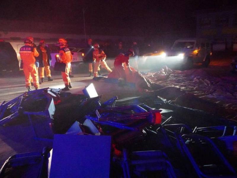 Equipos de rescate ayudan a personas afectadas por el terremoto.
