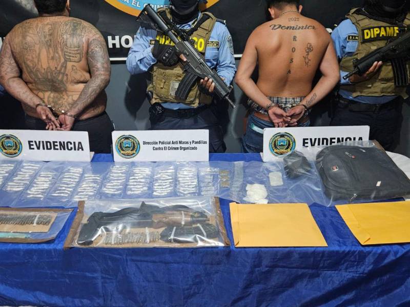 Momento cuando fueron presentados frente a medios de comunicación con la evidencia decomisada.