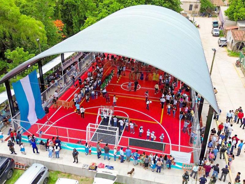La construcción de la cancha de usos múltiples fue ejecutada a un costo de 4.9 millones de lempiras.