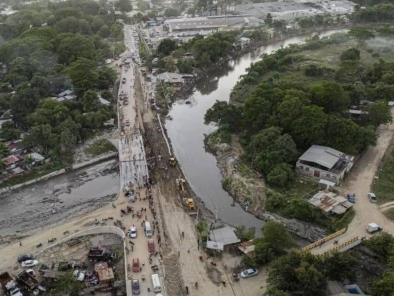 La carretera se ve severamente afectada por los temporales.