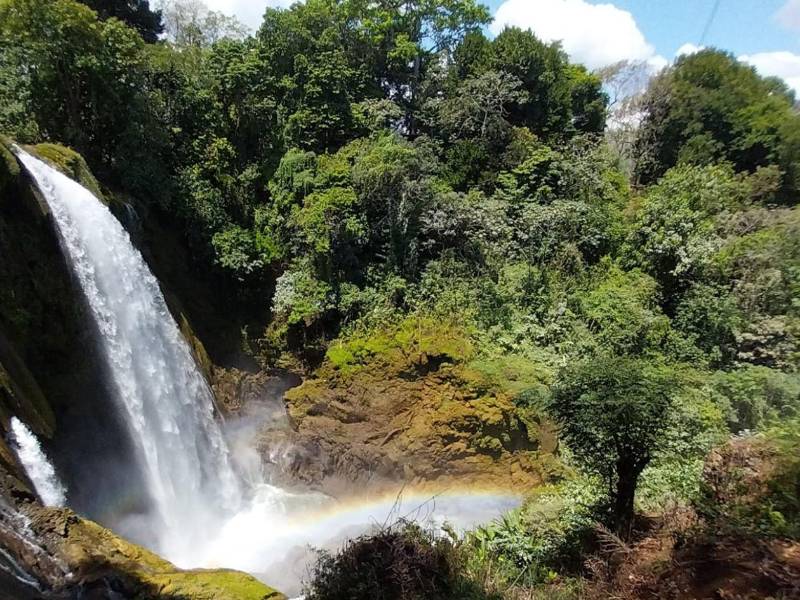 <b>Cataratas de Pulhapanzak (Cortés) </b>Uno de los espectáculos naturales más impactantes del país. Sus más de 40 metros de caída impresionan a cualquiera. Se ubican al sur del departamento de Cortés, en la comunidad de San Buenaventura, a 17 km de San Francisco de Yojoa. Se llega en vehículo por carretera CA-5 y el desvío está claramente señalizado.
