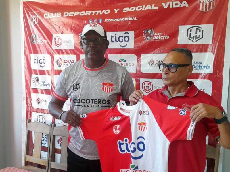 El entrenador hondureño Raúl Martínez Sambulá fue presentado por Edil Gutiérrez, gerente del Vida.