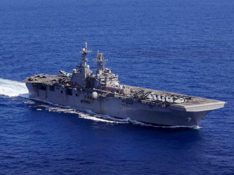 El buque de ataque anfibio USS Iwo Jima, diseñado para transportar helicópteros, aviones de vigilancia costera, lanchas y vehículos de asalto, lidera la flota estadounidense en el Caribe.