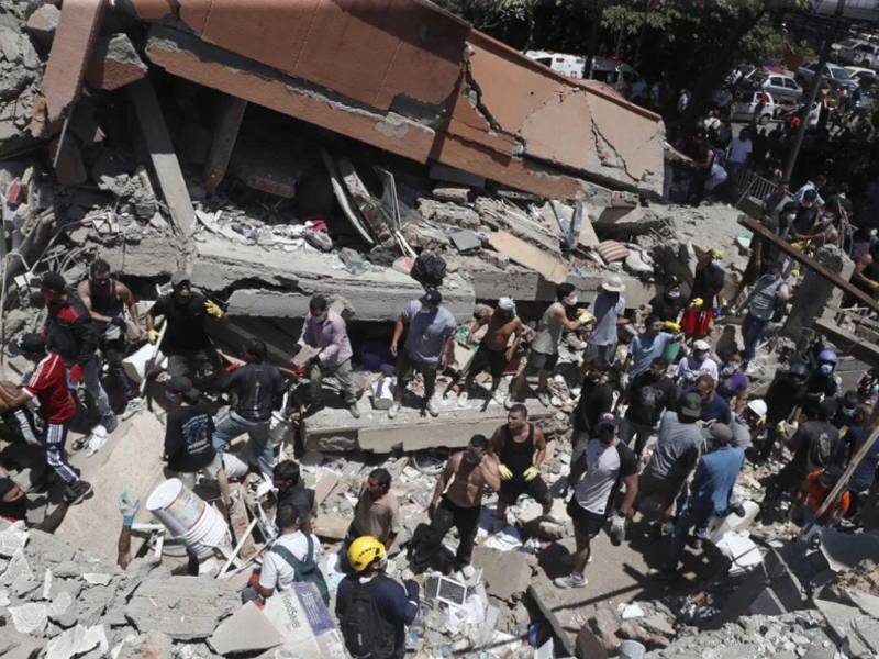 Las autoridades colombianas redujeron a 377 la cifra de desaparecidos tras el terremoto de magnitud 7,4, mientras crece la llegada de ayuda internacional.