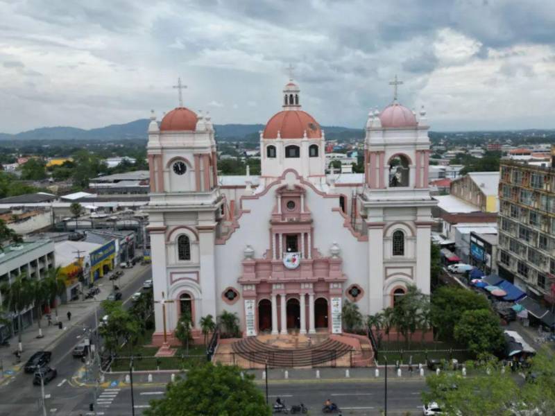 El orden protocolario comenzará con el despliegue de la Escolta de Banderas.