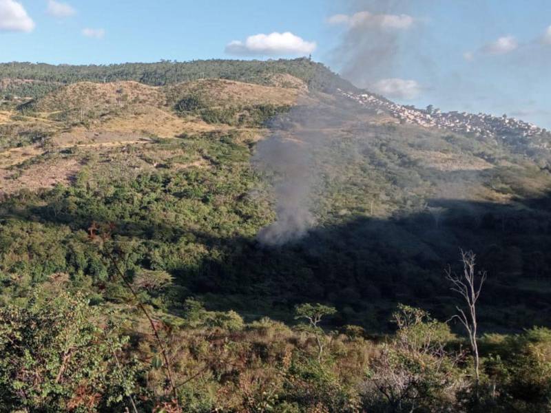 Vista de la zona del accidente del helicóptero en la colonia Cerro Grande en Tegucigalpa.