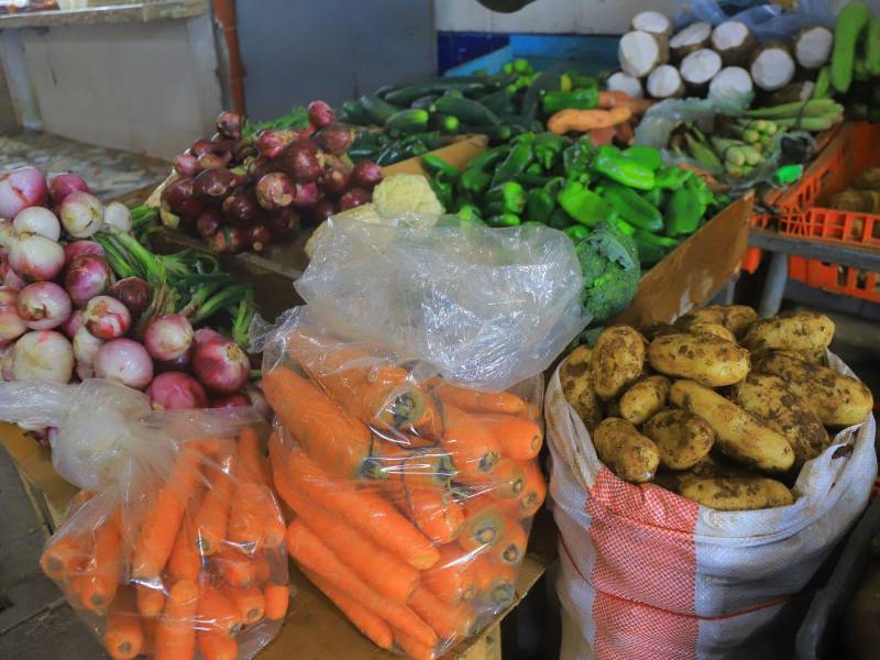 Productos como la yuca han duplicado su precio, pasando de 12 a 22 lempiras por libra, mientras que el limón persa ha tenido uno de los incrementos más notorios.