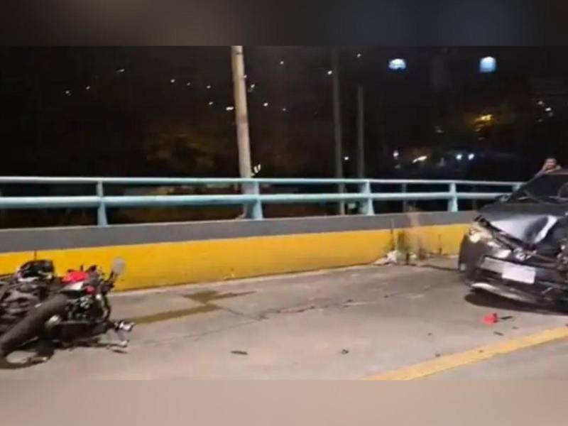 El fuerte impacto provocó severos daños materiales en ambos automotores.