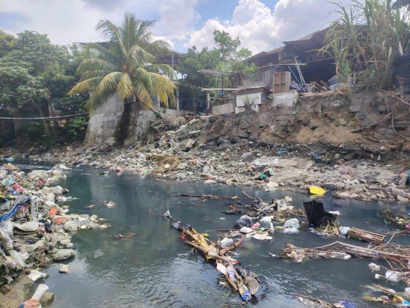Las autoridades piden a la población no arrojar basura en los cauces de los rios, drenajes y canales porque el riesgo aumenta.