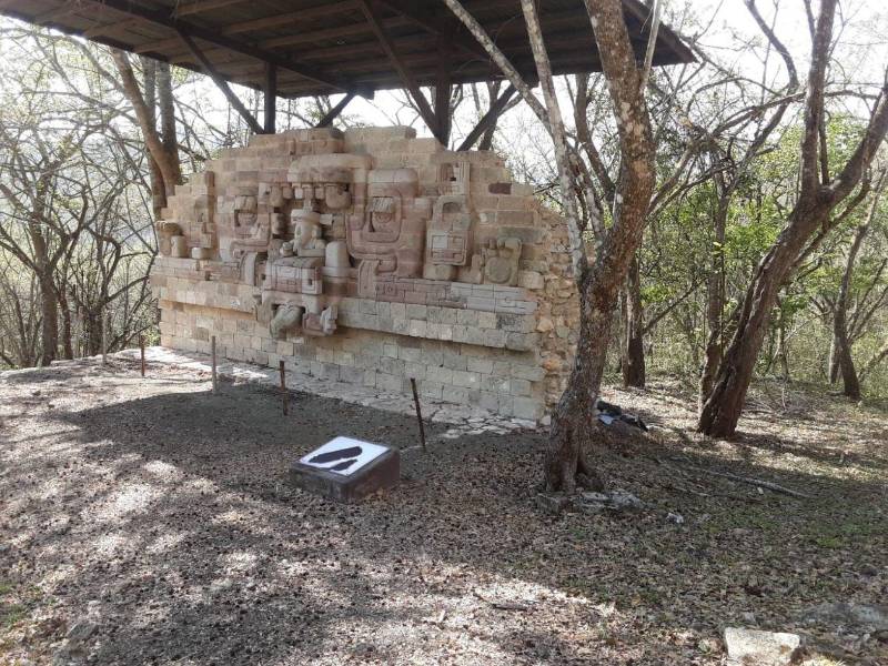 Los estudios arqueológicos realizados, especialmente por la Universidad de Harvard en las primeras décadas del siglo XXI, han revelado una fuerte simbología asociada a la guerra.