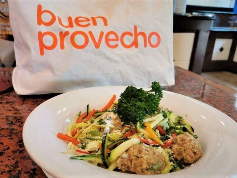 Fideos de zucchini con albóndigas de pollo