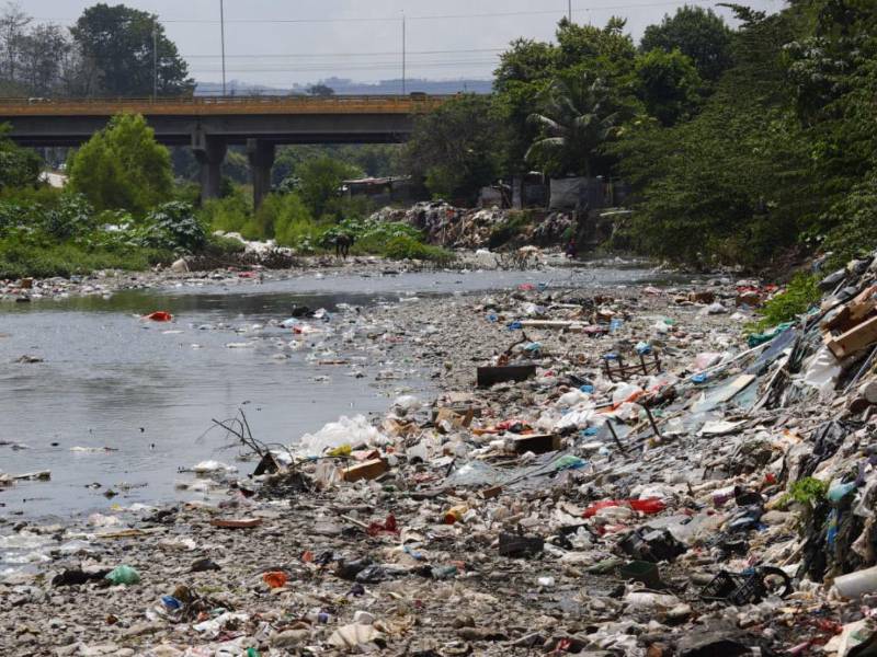 Basura y desecos se acumulan en las riberas del Río Bermejo en San Pedro Sula