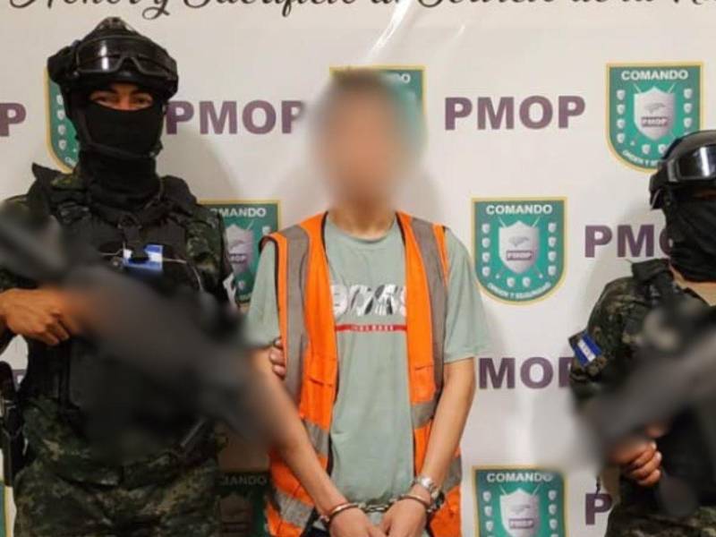 La PMOP detuvo a un hombre durante un operativo en el Mercado El Dandy, donde le decomisaron supuesta droga.
