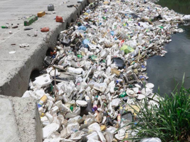 El vado también presenta problemas por la cantidad de basura que se acumula cada vez que llueve.