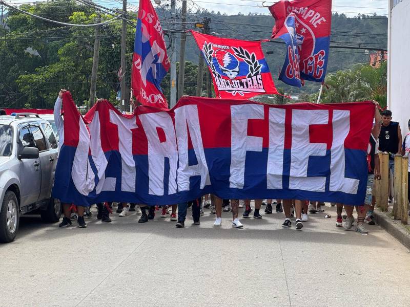 La llegada de la Ultra Fiel al Estadio Marcelo Tinoco.