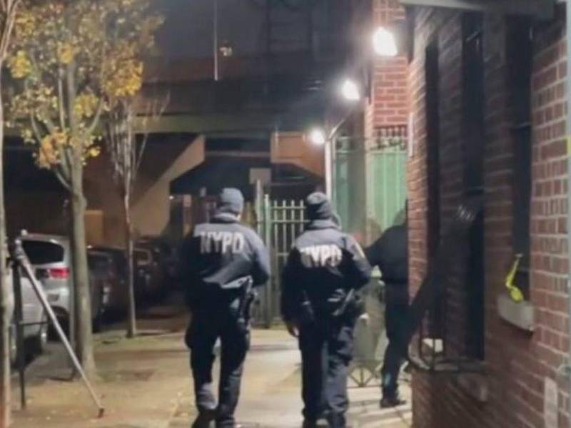 Policías de Nueva York resguardan la escena del crimen.