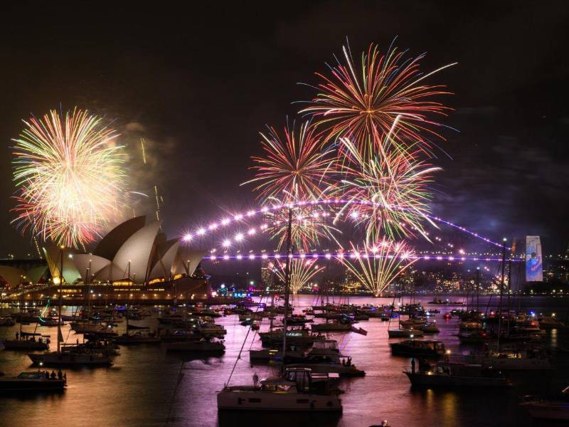 <b>Sídney, Australia</b>, dio la bienvenida al Año Nuevo con su ya tradicional y deslumbrante espectáculo de fuegos artificiales en el puerto, uno de los primeros festejos del mundo en marcar el inicio del nuevo año.