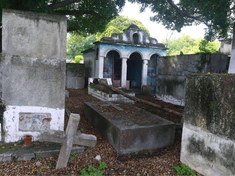 Algunas sepulturas no tienen placa debido al deterioro y actos de vandalismo que han sufrido a través de los años.