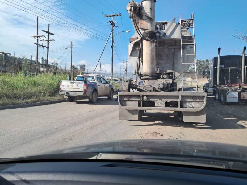 Tras el hallazgo, agentes de la Policía Nacional acordonaron la escena para resguardar el lugar, a la espera del personal de Medicina Legal.
