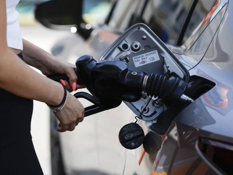 Una persona echa gasolina a un coche en una gasolinera 76 en Los Ángeles.