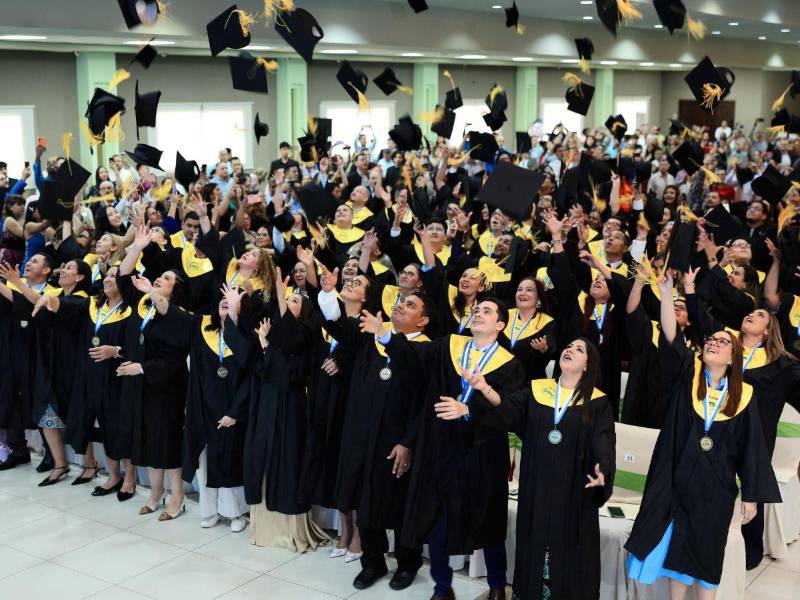 Llenos de júbilo, los ahora antiguos estudiantes realizaron el tradicional lanzamiento de birrete, dando fin a su etapa como universitarios.