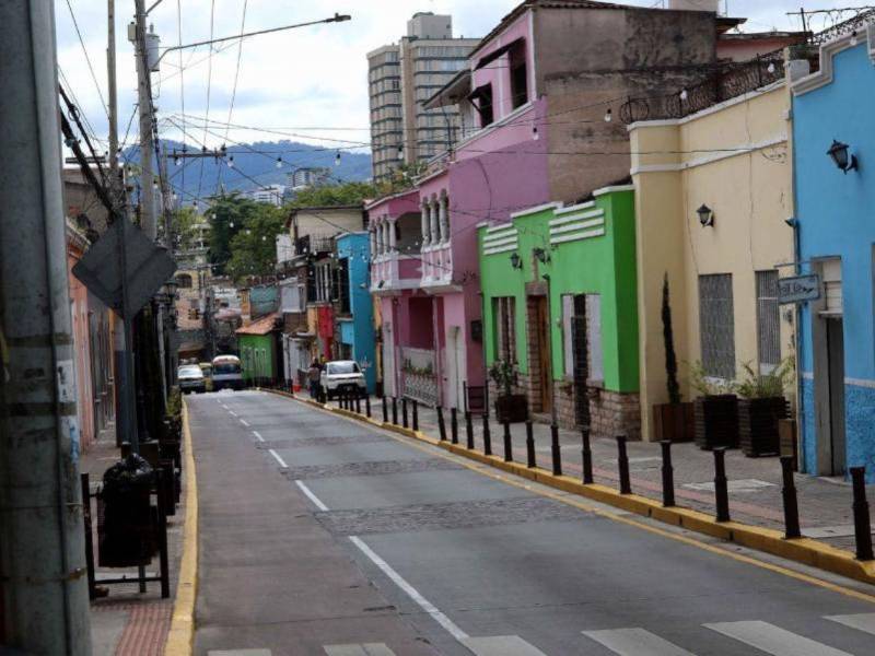 Durante el Domingo de Ramos y el Viernes Santo, las calles se llenan de coloridas alfombras de aserrín teñido, una tradición que atrae a fieles y visitantes en el marco de la celebración.