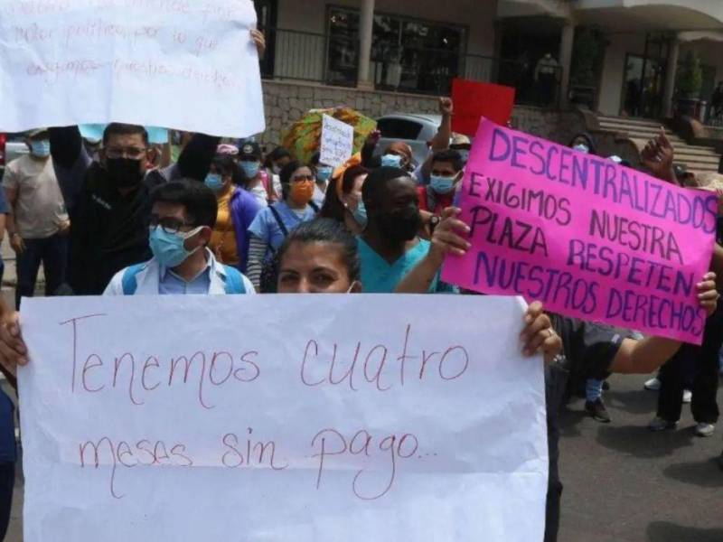 Por falta de pago y contratos, médicos se movilizan en todo el país.