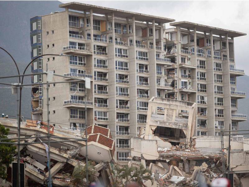 Fotografía que muestra edificios destruidos por terremotos este lunes, en La Guaira (Venezuela).