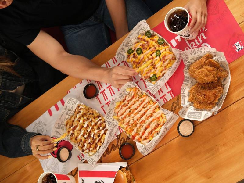 KFC presentó las Messy Fries con diferentes variaciones y los nuevos churros como postre