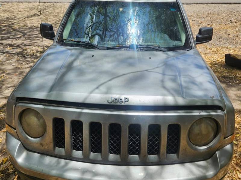 El vehículo Jeep gris fue decomisado durante un operativo en Guasaule, Choluteca, luego de que las autoridades detectaran un compartimiento oculto en su interior.