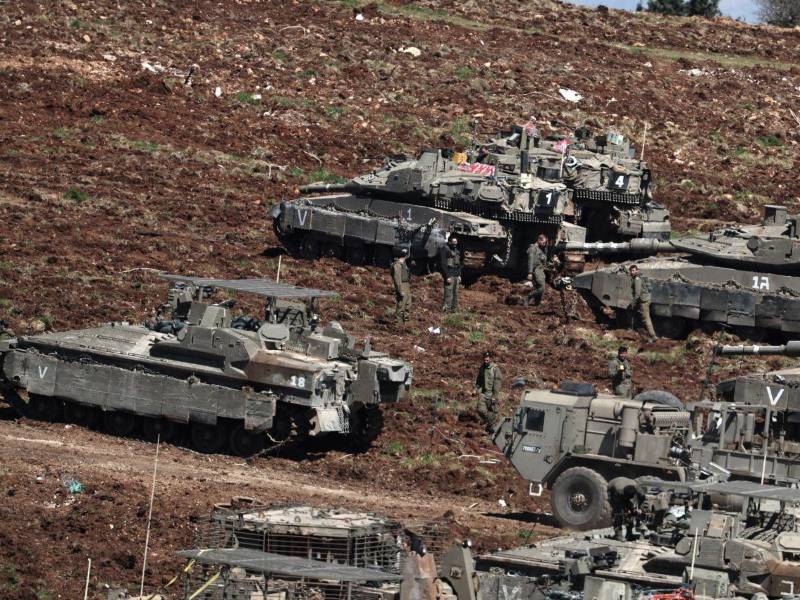Tanques israelíes desplegados en un puesto militar a lo largo de la frontera con el Líbano.