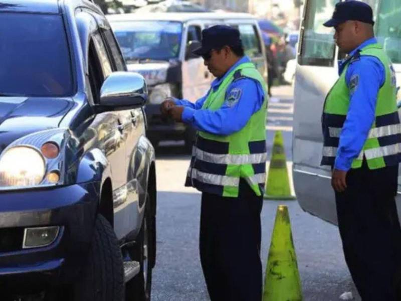 Al momento de cometer una infracción, un agente entrega una esquela al conductor, que dispone de 72 horas para presentarse a una agencia bancaria y pagarla.