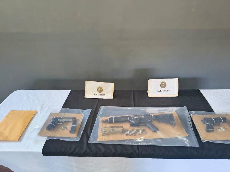 Parte de la evidencia decomisada a los detenidos.