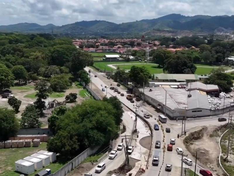 En esta intersección se construye la rotonda como parte del proyecto de pavimentación lo que ocasiona el congestionamiento.