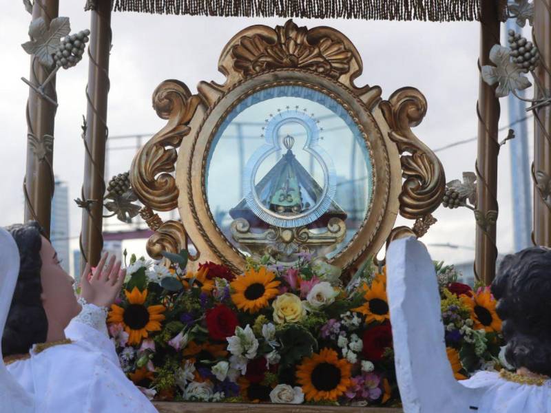 La imagen original de la Virgen de Suyapa salió a las calles de Tegucigalpa este sábado 24 de enero en una peregrinación que marcó el inicio oficial de las celebraciones por un nuevo aniversario de su hallazgo.