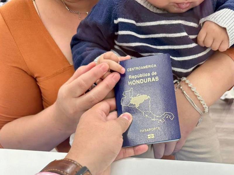 Consulado de Honduras en Madrid, España entrega pasaporte a madre y bebé que fue nacionalizado en la oficina consular.