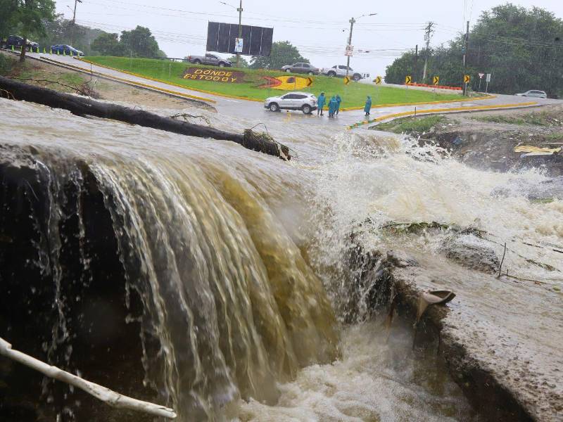 Autoridades de San Pedro Sula cerraron temporalmente todos los vados de la ciudad. En la imagen se observa el vado el que conecta El Limonar con el bulevar Los Cármenes.