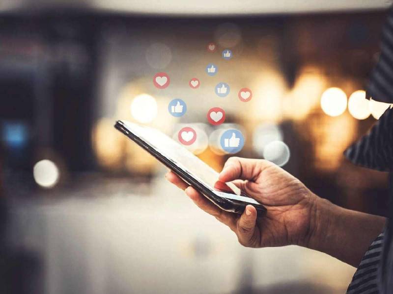 Imagen referencial de una persona usando las redes sociales en su télefono.