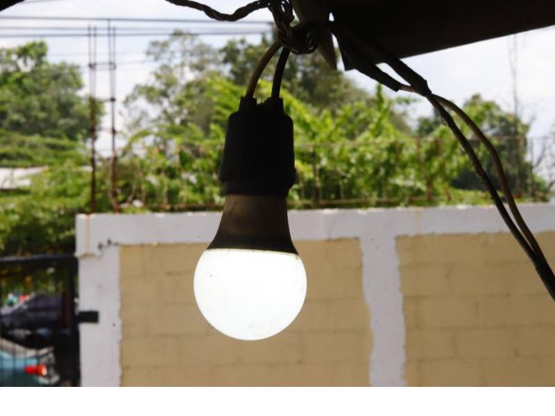 Las altas temperaturas, que alcanzan los 37 grados centígrados con sensaciones térmicas de hasta 40, están provocando un aumento en la demanda de energía eléctrica en los hogares, principalmente por el uso de aires acondicionados, ventiladores y refrigeradoras. Este incremento impacta directamente en la factura del servicio eléctrico, por lo que expertos recomiendan adoptar medidas de ahorro.