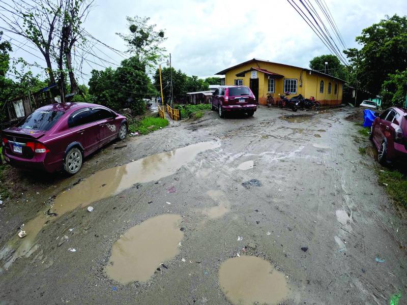 <b>Comités de emergencia trabajan en la limpieza de viviendas y reubicación de familias afectadas por las lluvias en el territorio hondureño. Fotos: Héctor Edú</b>