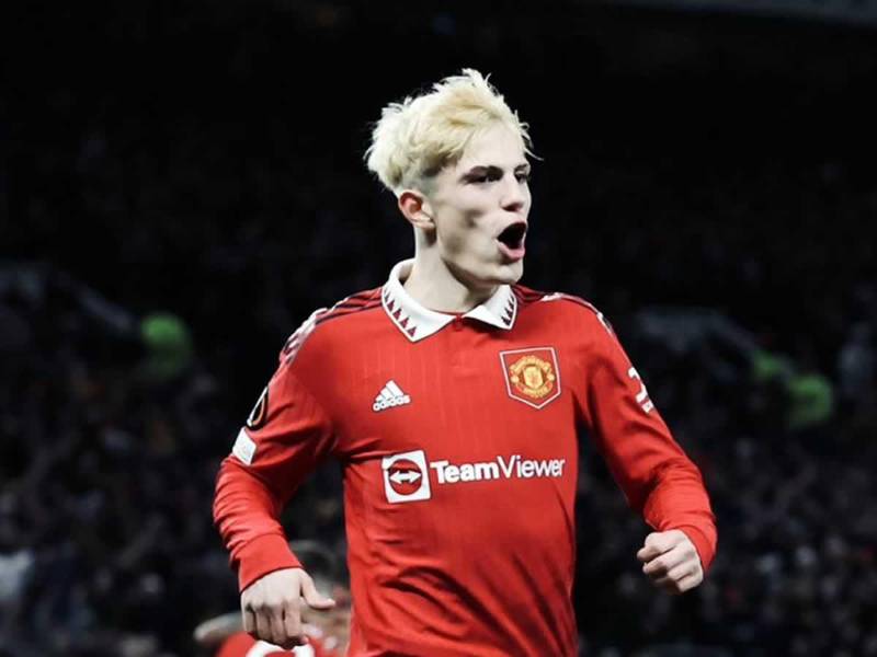 Alejandro Garnacho se burló del Barcelona y realizó una dedicación a Pedri.