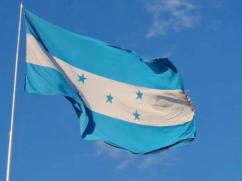 Honduras inicia los festejos de Independencia con el izamiento de la bandera nacional y las centroamericanas