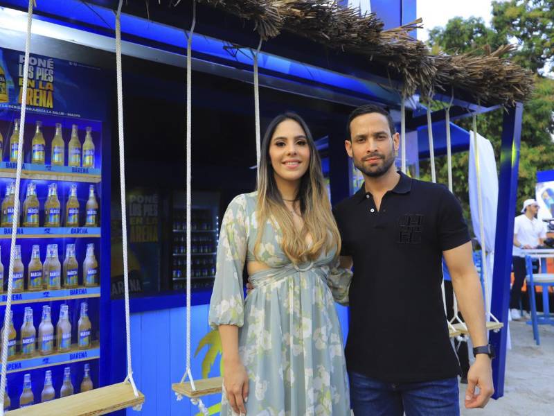 Cinthia Hernández, gerente de marca Barena y Kervin García, gerente de Medios de Cervecería Hondureña, realizaron el lanzamiento oficial de la campaña de verano.