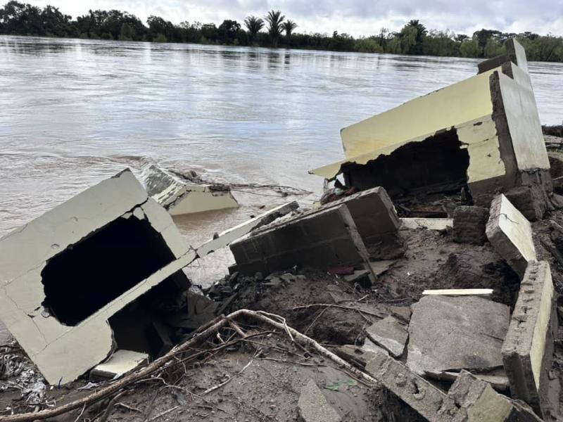 Las tumbas están sucumbiendo ante las aguas del río Aguán, ya que se desbordó desde el ingreso de la tormenta Sara y amenaza con desaparecer toda la comunidad de Chapagua.