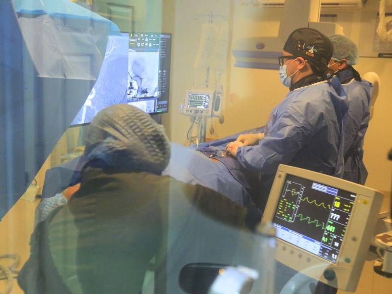 Médicos del Mario Rivas realiza un procedimiento en la sala de hemodinamia.
